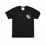 Remera de algodón color negro con cuello redondo y estampa gráfica blanca en el pecho. Presenta un corte regular y una pequeña etiqueta decorativa en la manga.