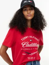 Remera de cuello redondo en color rojo, confeccionada en puro algodón. Presenta un estampado gráfico en el pecho con la colaboración entre Tommy Hilfiger y Cadillac Formula 1 Team, incluyendo detalles distintivos de ambas marcas.