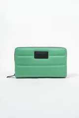 Billetera rectangular de diseño acolchado con costuras horizontales, cierre perimetral y parche frontal con el logo de la marca.