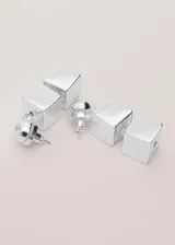 Pendientes colgantes plateados formados por dos cubos geométricos apilados.