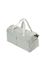 Bolso tipo duffel de poliéster color negro, con asas de mano y bolsillos exteriores con cierre.