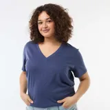 Remera básica de manga corta y cuello en V, de corte recto y color azul.