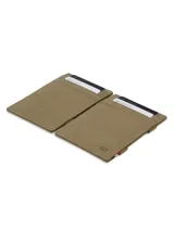 Billetera de cuero marrón con tarjetero y detalle de diseño minimalista.