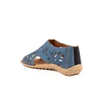 Sandalias de cuero marrón claro, estilo cerradas con diseño de perforaciones circulares en el empeine, suela plana y taco bajo.