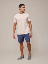 Remera blanca de algodón con cuello redondo y manga corta.