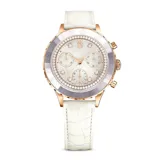Reloj cronógrafo Swarovski Octea Chrono, fabricado en Suiza, con caja redonda de 37 mm en tono oro rosa, bisel cristalizado con pavé transparente, esfera guilloché color marfil con logo del cisne, manecillas con LumiNova, tres contadores de cronógrafo y seis cristales transparentes como índices. Correa de piel italiana color marfil con diseño de cocodrilo grabado en relieve.