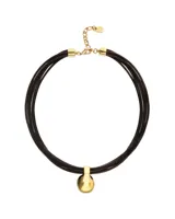Collar de cuero negro con múltiples tiras y un colgante de bola grande de aleación de metales bañada en oro 18K. Cierre de mosquetón dorado con cadena de extensión.