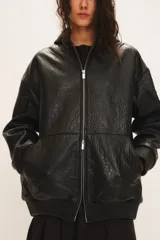Campera Billie de cuero de oveja negro, con capucha, cierre frontal, bolsillos laterales y puños y cintura elastizados.