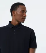 Remera polo de corte comfort, confeccionada en algodón peruano de alta calidad. Presenta cuello clásico con tapeta de botones y mangas cortas. Diseño liso y texturizado, ideal para un look casual y fresco.
