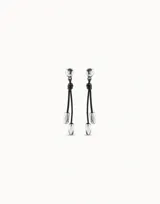 Aros largos colgantes de metal plateado con forma de esfera en la parte superior, tira de cuero negro con nudo y dije plateado en forma de rombo.
