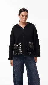 Campera negra de punto con capucha, cierre frontal y bolsillos frontales decorados con lentejuelas negras.