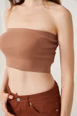 Top strapless color tostado, de algodón y corte ajustado.