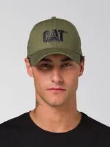 Gorra de béisbol color verde oliva con visera curva y logotipo de Caterpillar bordado en contraste en la parte frontal. Cuenta con tira trasera ajustable con cierre metálico.