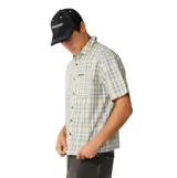 Camisa de manga corta Rip Curl modelo Archive Mix Up, con diseño a cuadros en tonos claros, verdes y azules. Presenta cuello camisero, cierre frontal de botones oscuros y un bolsillo parche en el pecho con el logo bordado de la marca.