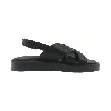 Sandalia negra con plataforma, tiras anchas cruzadas en el empeine y tira trasera con hebilla.