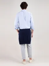 Camisa blanca de corte regular fit, cuello button-down, manga larga con puño simple y logo bordado en el pecho. Confeccionada en tejido oxford compuesto por 93% algodón y 7% algodón reciclado.