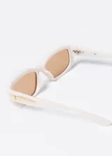 Lentes de sol rectangulares con armazón de plástico blanco y cristales marrones.