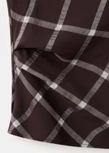 Top entallado con estampado de cuadros, cuello alto drapeado y diseño sin mangas con tirante ancho.
