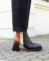 Botinetas de cuero con diseño tricolor en negro, marrón con textura croco y blanco. Presentan taco cuadrado, plataforma y cierre lateral.