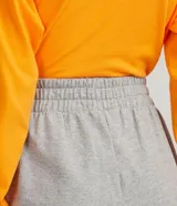 Pantalón pantalona de corte amplio, color gris melange, con cintura elástica y rayas laterales en contraste. Confeccionado en tejido de algodón y poliéster.