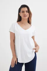 Remera blanca de algodón con escote en V y mangas cortas.