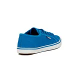 Championes casuales azules de mujer, acordonados, con suela blanca y línea decorativa blanca en el borde superior.