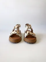 Sandalias con plataforma color marrón y tiras de cuero sintético con estampado animal print de vaca.