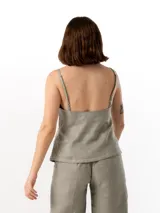 Top color gris claro de lino con breteles finos regulables, escote recto y cierre lateral invisible.