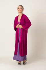 Túnica larga color borgoña de crepe con vivo de satén al tono.