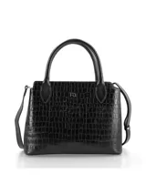 Cartera de mano estructurada en color negro con textura de efecto cocodrilo. Cuenta con doble asa superior, correa larga ajustable y extraíble, y detalle de logo metálico en la parte frontal.