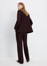 Pantalón de corte recto y tiro medio con diseño largo, trabillas para cinturón, dos bolsillos laterales y cierre oculto con botón, gancho y cremallera.