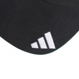 Gorra Adidas negra con logo de Mercedes Benz bordado en blanco en el frente y logo de Adidas bordado en blanco en la visera.