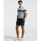 Polo de piqué a rayas horizontales en tonos de azul y blanco, con cuello clásico y tapeta de dos botones.