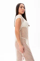 Vestido largo de crochet color crudo, con escote en V y mangas cortas.