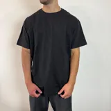 Remera básica de corte regular, color negro, con cuello redondo y mangas cortas.