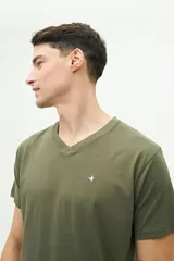 Remera blanca de algodón con cuello en V, manga corta, calce regular y logo bordado en el pecho.