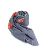 Pashmina de tela suave en color azul con estampado floral en tonos naranjas, verdes y celestes.