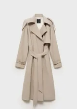 Trench coat de corte oversize en color beige, con cuello de solapa, cierre frontal, cinturón ajustable a la cintura, trabillas en hombros y puños con detalle de botón.