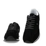 Championes Miss Carol modelo Classy, de color negro con detalles en blanco, fabricados en material textil, con cordones bicolor y suela dentada.