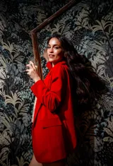 Blazer negro de crepe elastizado, con solapas y corte clásico.