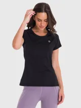 Remera deportiva de manga corta y cuello redondo, confeccionada en tejido técnico con tecnología de secado rápido. Presenta un corte clásico y logo pequeño en el pecho.