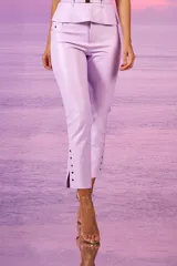 Pantalón de vestir color lavanda, de corte skinny y largo capri.
