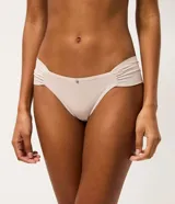 Kit de dos bombachas de bikini Lov confeccionadas en microfibra, de tiro bajo con laterales drapeados y detalle de placa metálica con logo en la parte superior central.