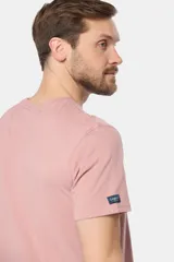 Remera básica de algodón color azul marino, de manga corta, con cuello redondo y logo bordado en el frente.