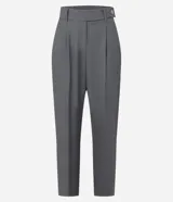 Pantalón de vestir gris con finas rayas verticales, de corte carrot, tiro alto y cierre frontal con botón.