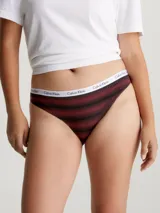 Bombacha clásica Calvin Klein de algodón elástico a rayas horizontales en tonos borgoña y negro, con cintura elástica blanca con logo de la marca.