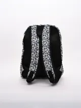 Mochila con estampado botánico en tonos azul marino y blanco, cuenta con un compartimento principal amplio y un bolsillo frontal, ambos con cierre de cremallera.