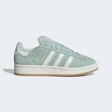 Championes urbanos Adidas Campus 00s de color verde menta con detalles en blanco. Presentan una parte superior de cuero, las clásicas tres tiras laterales dentadas, cordones anchos y suela de goma blanca con base color caramelo.