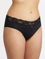 Bombacha tipo brief de microfibra con detalle de encaje en la cintura. Ofrece cobertura completa en la parte trasera y cuenta con elásticos planos para un acabado invisible bajo la ropa.