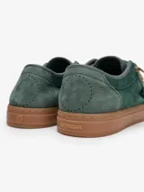 Zapatillas Satorisan modelo Heisei Suede, de color verde oscuro, confeccionadas en gamuza, con suela de goma marrón y cordones en tono tostado.